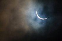 Индонезия, Малуф Утара, Кабупатен Халмахера Тимур, Луна в ночном небе на севере Моликкена — стоковое фото