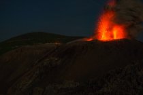 Індонезія, Малуку Утара, Кабупатон Гальмахера Барат, активний вулкан Ібу, який світиться вночі на північному Молікен. — стокове фото