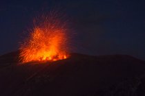 Indonesien, Maluku Utara, Kabupaten Halmahera Barat, aktiver Vulkan Ibu bei Nacht am nördlichen Molikken — Stockfoto