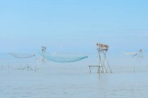 Индонезия, Сулавеси Селатан, остатки и рыболовные сети в море на Сулавеси Селатан — стоковое фото