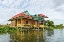 Indonésia, Sulawesi Selatan, Kabupaten Wajo, Casa colorida em palafitas na água no lago Danau Tempe em Sulawesi Selatan — Fotografia de Stock