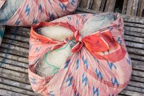 Indonésie, Sulawesi Selatan, Kabupaten Soppeng, Filet de pêche emballé, Lac Danau Tempe — Photo de stock