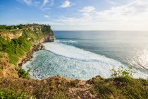 Indonesia, Bali, Kabudaten Badung, ripida parete rocciosa in riva al mare al tempio Uluwatu — Foto stock