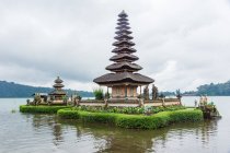 Indonesien, bali, kaban tabanan, Tempel mit Garten auf dem Wasser am Vulkan Bratan — Stockfoto
