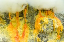 Indonesien, java timur, kabubaten bondowoso, flüssiger Schwefel auf Steinsplittern auf dem Vulkan ijen — Stockfoto
