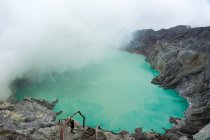 Indonesien, java timur, kabukins bondowoso, schwarzer Felsen am türkisblauen See auf dem Vulkan ijen — Stockfoto