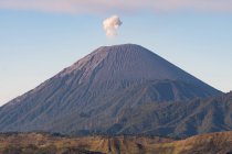 Indonésia, Java Timur, Probolinggo, nuvem de fumo sobre o vulcão Semeru ao pôr-do-sol — Fotografia de Stock