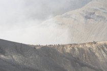 Индонезия, Ява Тимур, Проболингго, группа туристов у кратера вулкана Бромо — стоковое фото