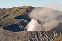 Indonésia, Java Timur, Probolinggo, cratera para fumadores do vulcão Bromo — Fotografia de Stock