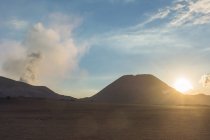 Indonesia, Java Timur, Probolinggo, sol detrás del volcán Bromo - foto de stock