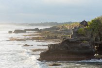 Indonesia, Bali, Kabudaten Badung, rocky coastal seascape with temple at Batu Bolong beach — Stock Photo