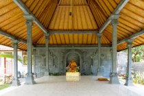 Индонезия, Бали, Булеленг, Молитвенный участок, Брахма Вихара Арама, Буддийский храм алтарь со статуей — стоковое фото