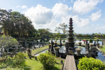 Indonésie, Bali, Karangasem, Jardin du château d'eau Abang, belles constructions architecturales vue aérienne — Photo de stock