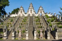 Indonesia, Bali, Karangasem, escaleras al templo en la playa de Kubu - foto de stock