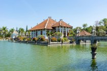 Indonesia, Bali, Karangasem, Il castello dell'acqua Abang sul mare — Foto stock