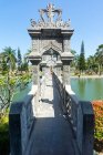 Indonesien, bali, karangasem, Brücke im Garten des Wasserschlosses abang — Stockfoto