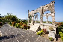 Indonesia, Bali, Karangasem, Vista a las montañas y los edificios del castillo Abang - foto de stock