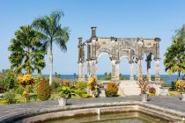 Indonésia, Bali, Karangasem, Castelo da água Abang no mar — Fotografia de Stock