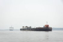 Indonésia, Kalimantan, Bornéu, Kotawaringin Barat, ferry e navio de transporte no porto de Kotawaringin Barat — Fotografia de Stock
