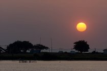 Indonésia, Sulawesi Selatan, Kota Makassar, pôr do sol sobre o porto de Makassar, no porto de Makassar, pôr do sol — Fotografia de Stock