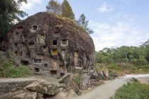 Indonesia, Sulawesi Selatan, Toraja Utara, tumbas de roca, culto a la muerte - foto de stock