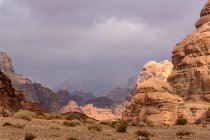 Jordania, provincia de Aqaba, ron Wadi, notable formación de calaveras, el ron Wadi es una meseta alta del desierto en el sur de Jordania, paisaje desértico escénico con montañas - foto de stock