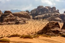 Jordan, Aqaba Governorate, Wadi Rum, Remarkable Skullformation, The Wadi Rum is a desert high plateau in South Jordan, scenic desert landscape with mountains — Stock Photo