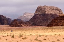 Jordania, provincia de Aqaba, ron de Wadi, notable formación de calaveras, el ron de Wadi es una meseta alta del desierto en el sur de Jordania, paisaje desértico escénico - foto de stock