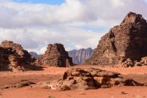 Jordania, provincia de Aqaba, ron de Wadi, notable formación de calaveras, el ron de Wadi es una meseta alta del desierto en el sur de Jordania, paisaje desértico escénico - foto de stock
