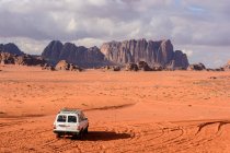 Jordania, Gouvernement Aqaba, vista de coche por el desierto de ron Wadi - foto de stock