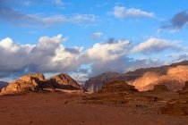 Jordania, Aqaba Gouvernement, Wadi Rum, Wadi Rum es una meseta alta del desierto en el sur de Jordania. Vista panorámica del paisaje del desierto - foto de stock