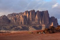Jordan, aqaba gouvernorate, wadi rum, bemerkenswerte Schädelbildung, der wadi rum ist ein Wüsten-Hochplateau im Süden jordans, malerische Wüstenlandschaft mit Bergen — Stockfoto