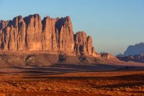 Giordania, Governatorato di Aqaba, Wadi Rum, Notevole Skullformation, Il Wadi Rum è un altopiano desertico nel sud della Giordania, paesaggio desertico panoramico con montagne al tramonto — Foto stock