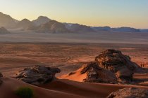 Jordan, Aqaba Gouvernement, Wadi Rum, Wadi Rum is a desert high plateau in South Jordan. Scenic sunset desert landscape — Stock Photo