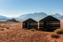 Jordanie, gouvernement d'Aqaba, huttes dans le désert de Wadi Rum — Photo de stock