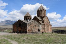 Армения, Арагацотнская область, Оганаван, Ованнаванкский монастырь у моря — стоковое фото