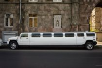 Армения, Ереван, Кентрон, роскошный лимузин на улице Еревана — стоковое фото
