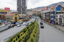 Bolivia, Departamento de La Paz, La Paz city view with traffic on road — стоковое фото