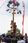 КАБУЛ БУЛЕЛЕНГ, БАЛИ, ИНДОНЕЗИЯ - 17 августа 2015 года: Подростки из деревни взбираются на жирный деревянный столб — стоковое фото