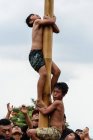 КАБУЛ БУЛЕЛЕНГ, БАЛИ, ИНДОНЕЗИЯ - 17 августа 2015 года: Подростки из деревни взбираются на жирный деревянный столб — стоковое фото
