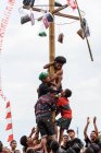 KABUL BULELENG, BALI, INDONESIE - 17 AOÛT 2015 : Des adolescents du village grimpent sur un poteau en bois graissé — Photo de stock