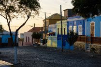 Cabo Verde, Fogo, Sao Filipe, casas coloridas en la calle de la ciudad cerca del volcán Fogo
. - foto de stock