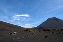 Cabo Verde, Fogo, Santa Catarina, grupo de turistas en el paisaje desierto senderismo hasta el volcán Fogo - foto de stock