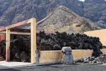 Cabo Verde, Fogo, Santa Catarina, brote de casas destruidas en Caldeira - foto de stock