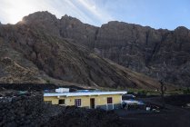 Cape Verde, Fogo, Santa Catarina, house building by black mountain — Stock Photo