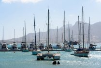 Кабо-Верде, Сао-Висенте, Миндело, швартованные лодки в гавани при солнечном свете — стоковое фото