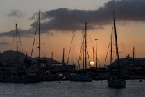 Kap Verde, Sao Vicente, Mindelo, Hafen mit festgemachten Booten bei Sonnenuntergang — Stockfoto