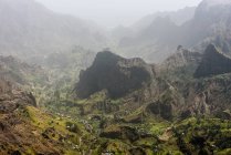 Capo Verde, Santo Antao, Caibros de Ribeira de Jorge, paesaggio paesaggistico di montagna verde con piccolo villaggio a valle — Foto stock