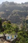 Кабо-Верде, Санто-Антао, Кайброс-де-Рибейра-де-Хорхе, Небольшая деревня в зеленых скалистых горах — стоковое фото