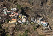 Cabo Verde, Santo Antao, Ponta do Sol, Fontainhas, Pequeño pueblo de montaña de Cabo Verde entre campos de terraza - foto de stock